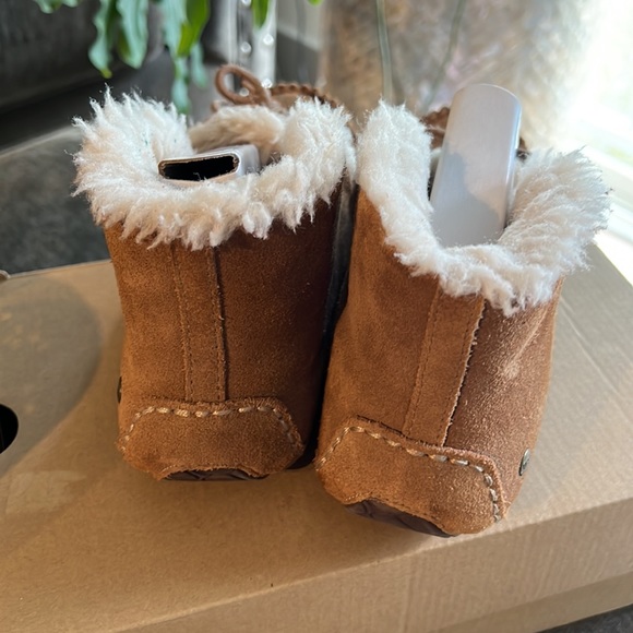 Girls UGG slippers. Size 4. Great condition. - Picture 2 of 4